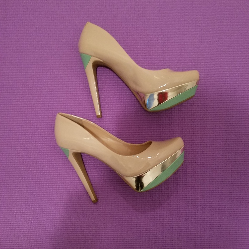 JESSICA SIMPSON TAN, GOLD, AND GREEN 5 INCH PUMPS